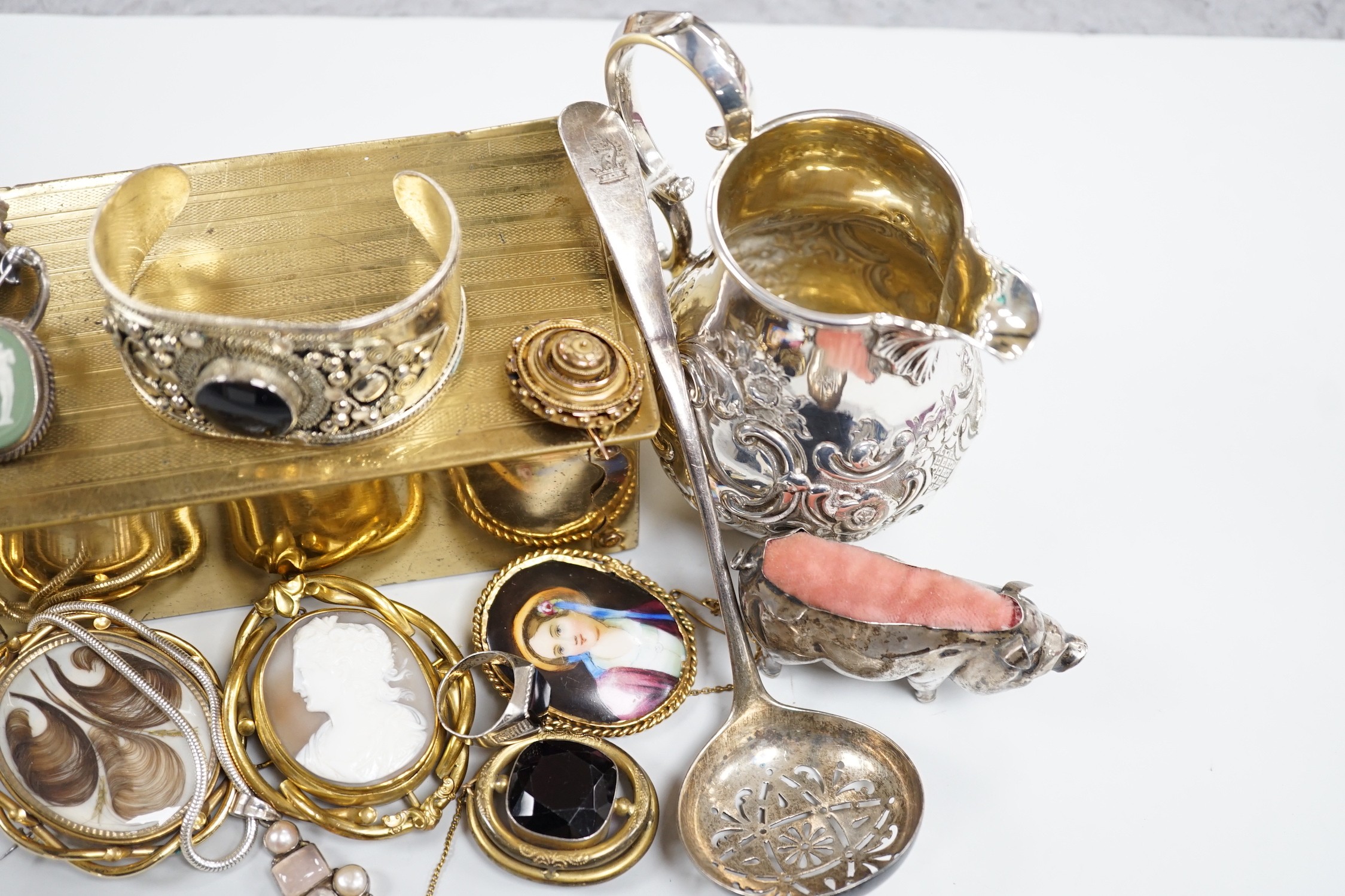 Mixed silver and jewellery items, including a George V silver mounted pig pin cushion, a Victorian silver cream jug, George III silver sifter spoon, fob seal, pendant's Victorian yellow metal niello and banded agate broo